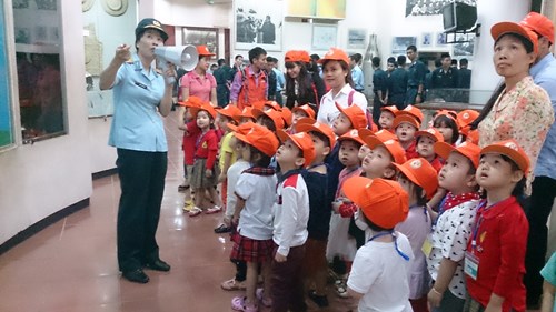 Chuyến thăm quan học tập ngoại khóa bổ ích và lý thú của các bé mẫu giáo trường mầm non Đô Thị Việt Hưng tại Bảo tàng Phòng không không quân  và Nhà hát tuổi trẻ